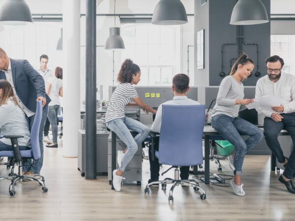 EQUIPE DE TRAVAIL COLLABORATIF Team at work. Group of young business people working together in creative modern office.